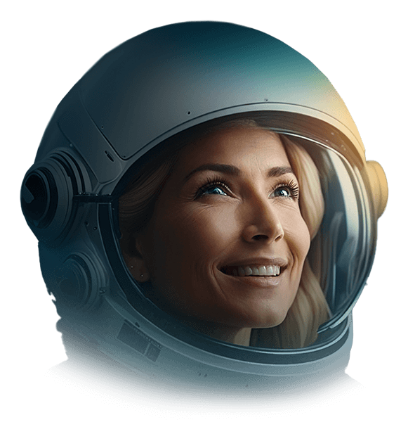 Mulher com capacete de astronauta sorrindo.